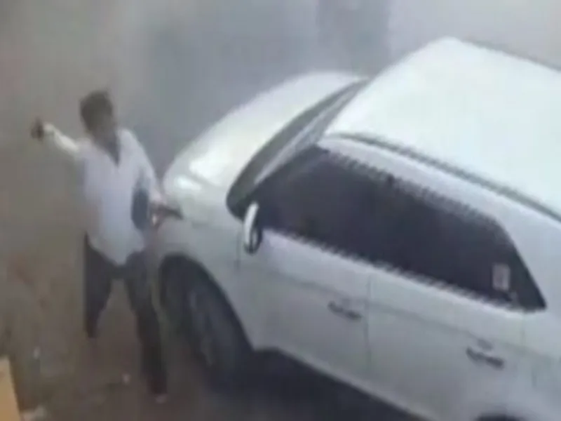 दिल्ली पुलिस के लिए भी Wanted है गुड्डू मुस्लिम, प्रयागराज के पुश्तैनी मकान पर नोटिस चस्पा 