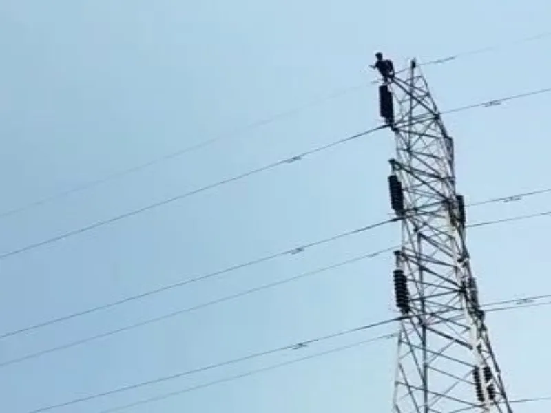 Breaking News : लखनऊ में हाईटेंशन लाइन के पोल पर चढ़ा युवक - देखें Video 
