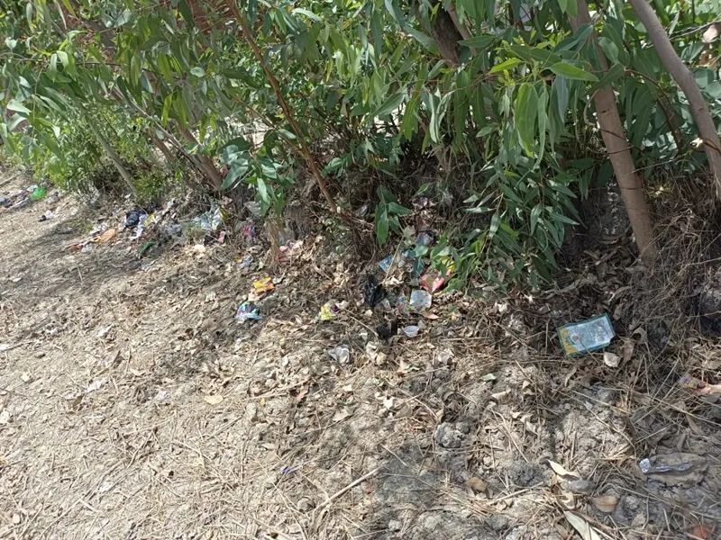 अमेठी : किसान के खेत को स्कूल संचालक ने बनाया कूड़ेदान, मना करने पर दी धमकी