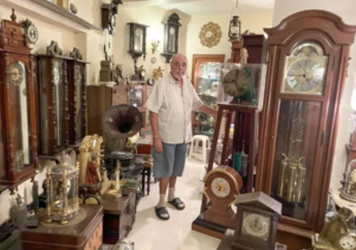 इंदौर: बुजुर्ग ने संजोए रखा है दुनियाभर की दुर्लभ घड़ियों का अनमोल खजाना 