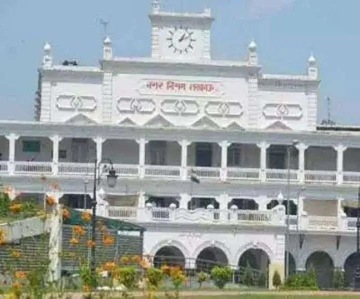 लखनऊ : महापौर सुषमा खरकवाल ने नगर निगम मुख्यालय पर स्थित कार्यालयों का निरीक्षण किया