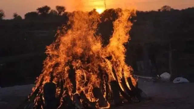 हल्द्वानी: मां की चिता को अग्नि देने जेल से 6 घंटे की पैरोल पर बाहर आया हत्यारोपी बेटा