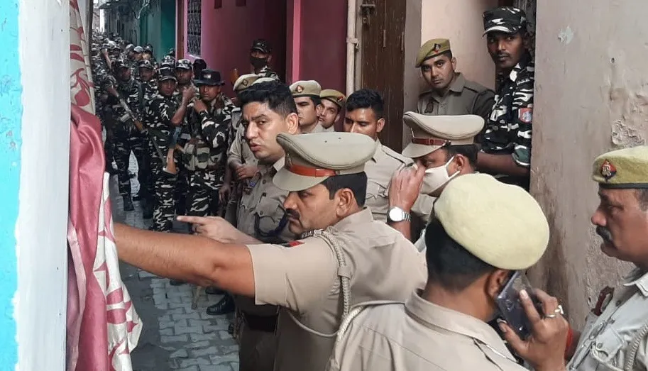संभल: हिस्ट्रीशीटरों के घरों पर छापे, असामाजिक तत्वों को चेतावनी