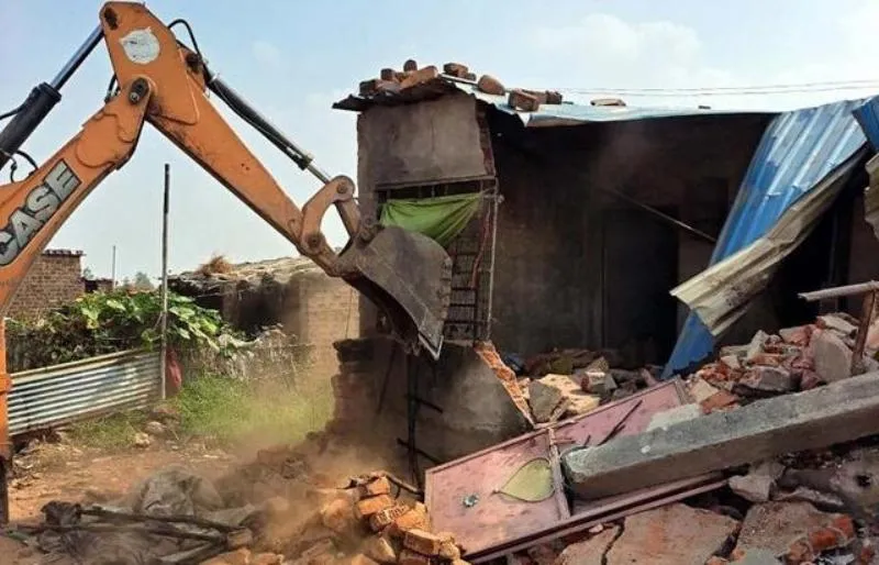 हल्द्वानी: आखिरकार नगीना कॉलोनी पर चल ही गया बुलडोजर