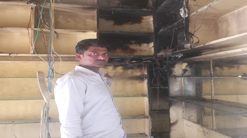 संभल: शॉर्ट सर्किट से चूड़ी की दुकान में लगी आग, हजारों का नुकसान 