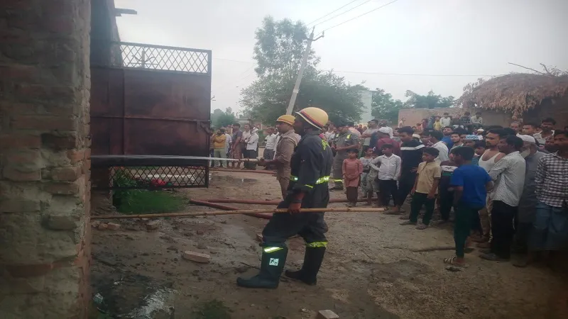 मुरादाबाद: कपड़ों के गोदाम में लगी आग से लाखों का नुकसान, तीन घंटे बाद पहुंची दमकल टीम