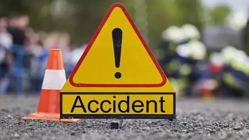 मुरादाबाद: बाइक गाड़ी से टकराई, दंपति और मासूम समेत चार घायल