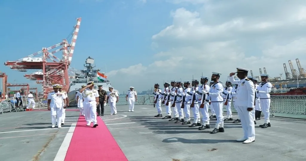 श्रीलंकाई नौसेना के कमांडर ने भारतीय नौसेना प्रमुख से मुलाकात की