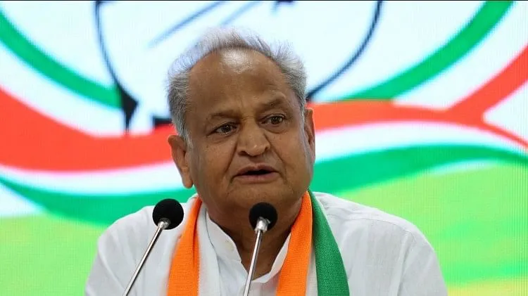 लोकतंत्र में विचारधारा की लड़ाई होती है, विपक्ष का पूरा सम्मान हो: CM गहलोत