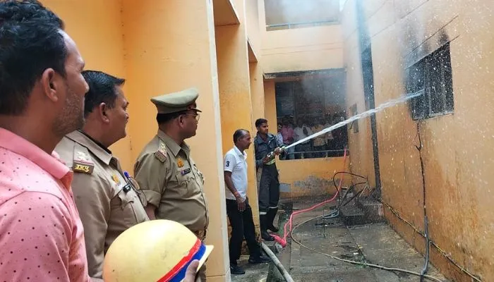 Auraiya Fire: CHC में सोलर पैनल रूम में लगी आग, स्वास्थ्य कर्मियों व मरीजों में मची अफरा-तफरी, लाखों का नुकसान
