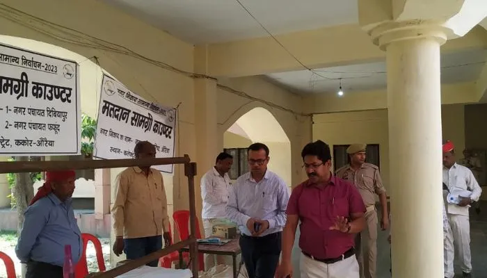 Auraiya में मतदान प्रकिया को लेकर पोलिंग पार्टी रवाना, जिला निर्वाचन अधिकारियों ने किया निरीक्षण, दिए ये निर्देश