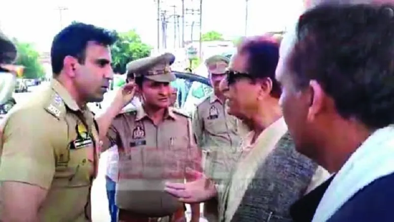 रामपुर :  पूर्व मंत्री आजम खां की पुलिस से नोकझोंक, बोले- आपके कारनामे तो मोबाइल में हैं कैद