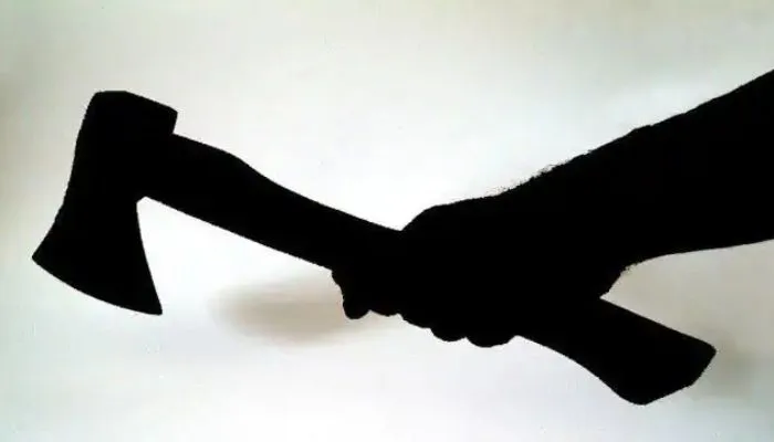 Banda News : युवक ने जान से मारने की नियत से किशोर पर कुल्हाड़ी से किया हमला, आधे घंटे तड़पता रहा