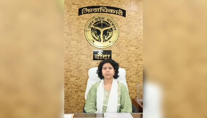 UP Nikay Chunav 2023 : Banda में DM दुर्गा शक्ति नागपाल ने मतदाताओं से पहले मतदान फिर जलपान की अपील