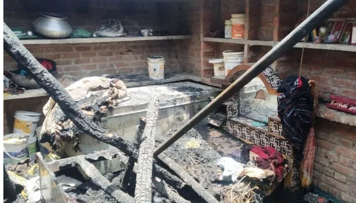 Banda News : बारात आने के महज 12 घंटे पहले घर में लगी आग, शादी में देने वाला सामान जलकर खाक, चार झुलसे