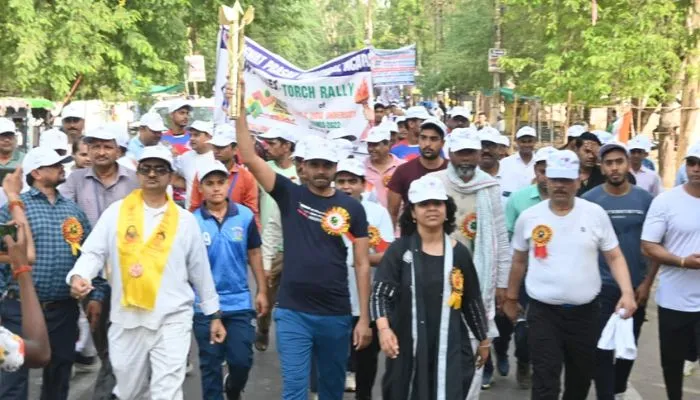 Banda: खेलो इंडिया यूनिवर्सिटी गेम्स मशाल रैली का हुआ स्वागत, आयुक्त व डीएम ने झंडी दिखाकर रैली को किया रवाना 