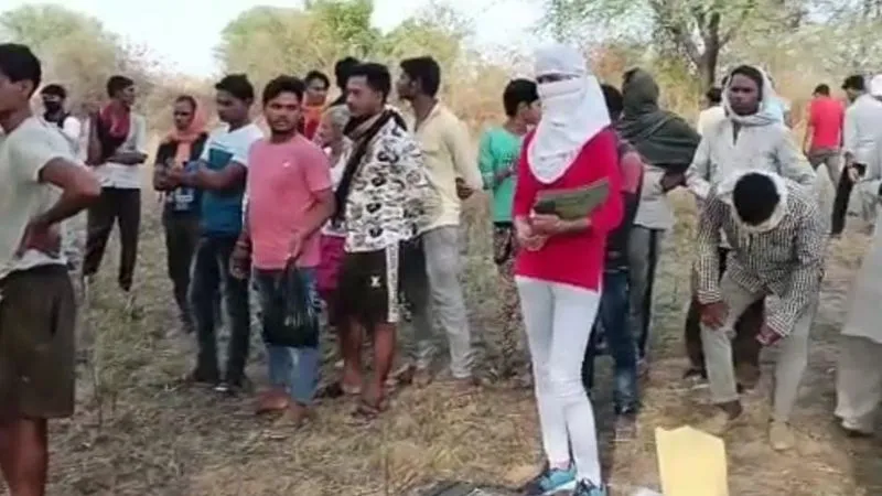 Banda Love Couple Suicide : प्रेमी युगल ने बबूल के पेड़ से लटककर की आत्महत्या, घर से भागने के बाद पहले पी थी डाई