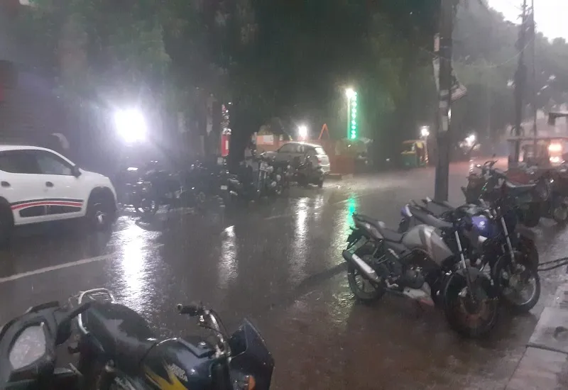 मुरादाबाद : तेज बारिश ने मतदान पार्टियों की रवानगी में डाला खलल