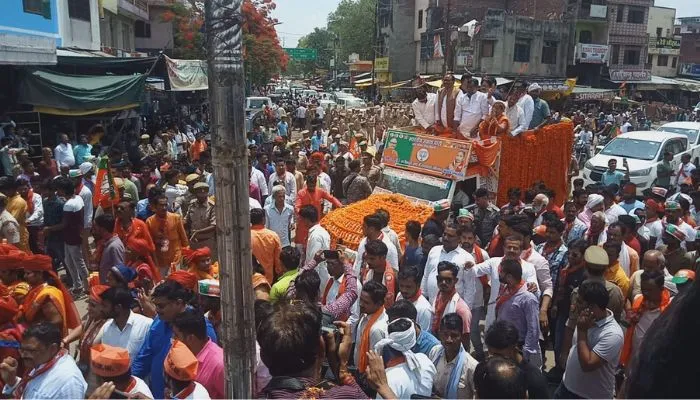 Fatehpur में डिप्टी सीएम बृजेश पाठक ने किया रोड शो, बोले- माफिया राज का खात्मा करने में UP नंबर वन