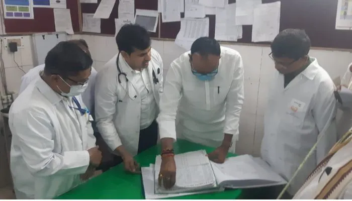 Deputy CM In Etawah: ब्रजेश पाठक सैफई में गंदगी देख भड़के, बोले- आउटसोर्सिंग कंपनी के कर्मचारियों का कटेगा वेतन 