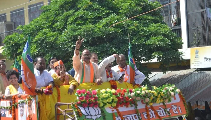UP Nikay Chunav : Farrukhabad में डिप्टी सीएम बृजेश पाठक ने किया रोड शो, भाजपा प्रत्याशियों को जिताने की अपील
