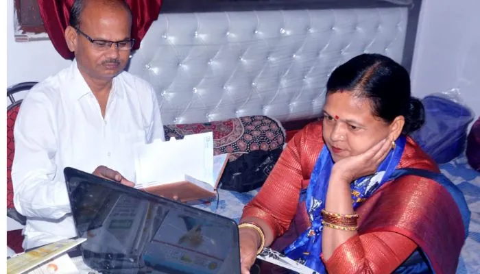 UP Nikay Chunav 2023 : किचन से निकलीं, लैपटॉप देखा और प्रचार को निकल पड़ीं BSP महापौर प्रत्याशी अर्चना निषाद