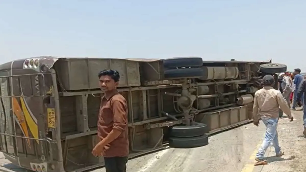 मध्यप्रदेश: मुख्यमंत्री के कार्यक्रम में जा रही बस पलटी, तीन की मौत, 20 घायल