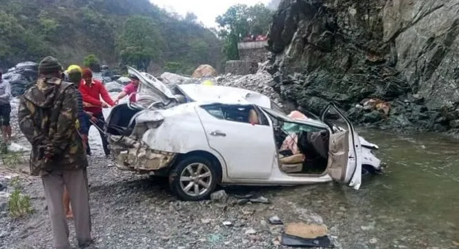 Nainital News: भवाली-अल्मोड़ा राष्ट्रीय राजमार्ग पर भीषण सड़क हादसा, चालक की मौके पर मौत