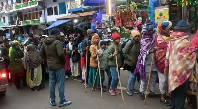 Chardham Yatra 2023: चारधाम यात्रा पर रोके गये यात्री किये गये रवाना, यमुनोत्री में बारिश पर आस्था भारी 