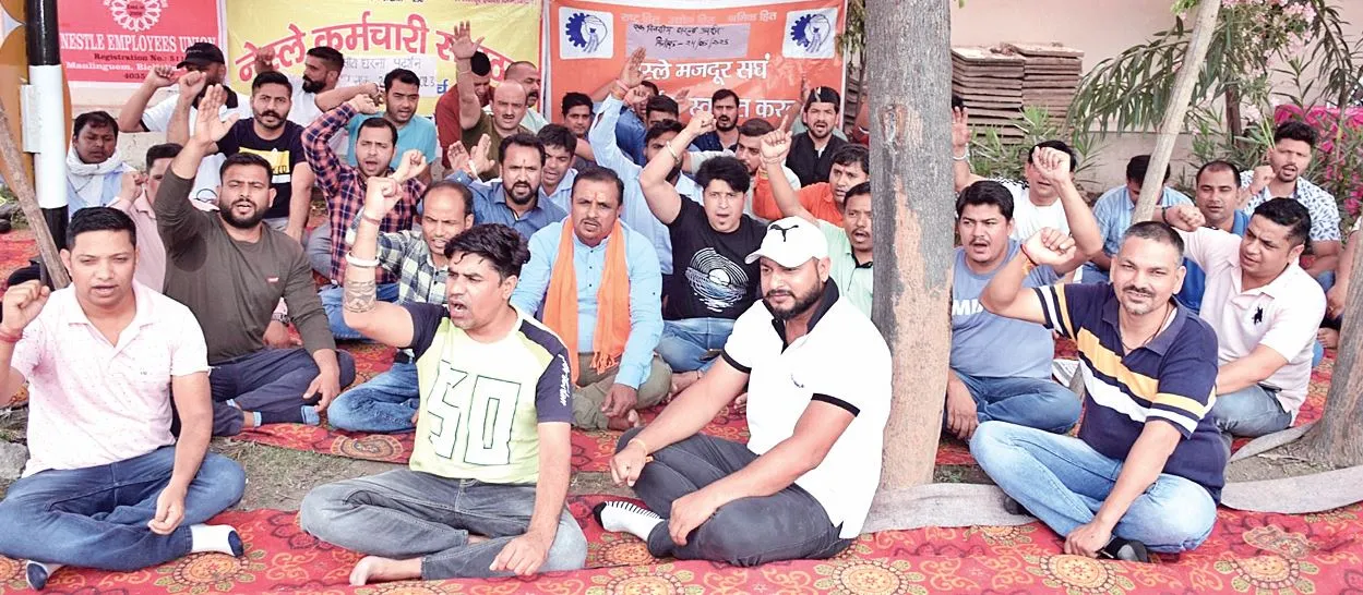 Rudrapur News : प्रबंधन के खिलाफ श्रमिकों का कंपनी गेट पर प्रदर्शन, नोटिस देकर परेशान करने का लगाया आरोप