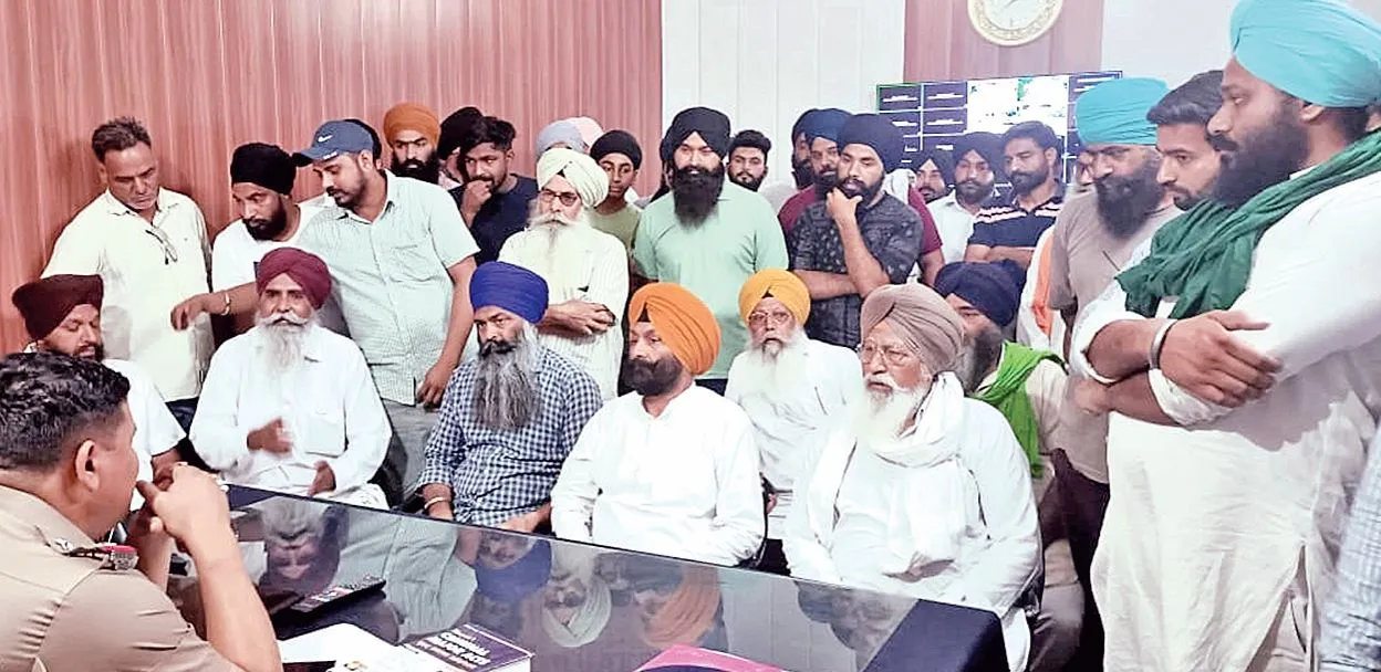Bajpur News : वृद्ध की पगड़ी उतारने के मामले में कार्रवाई की मांग, कोतवाल से मिले सिख समाज के लोग