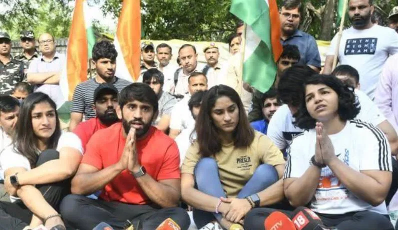 बेटियां सड़कों पर बैठी हैं, कोई नहीं ले रहा है सुध : विनेश फोगाट