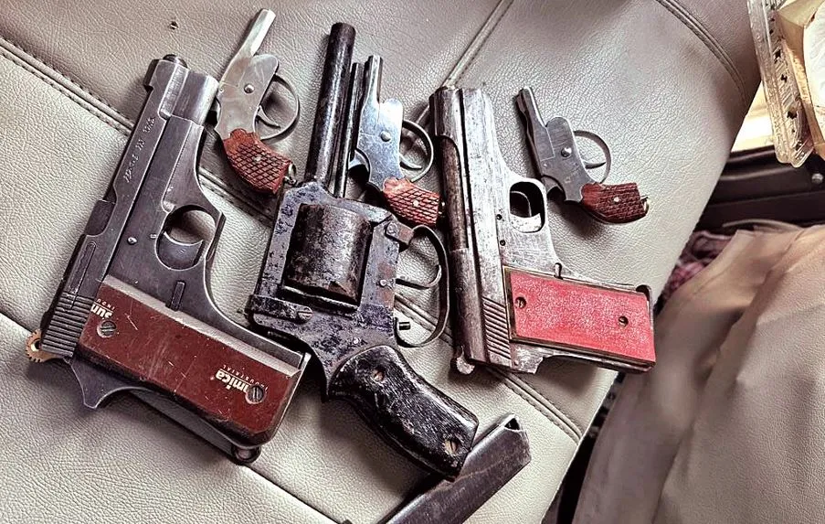 Rudrapur News : हथियारों के सौदागर को किया गिरफ्तार, भारी मात्रा में पिस्टल-रिवाल्वर सहित अवैध तमंचे बरामद