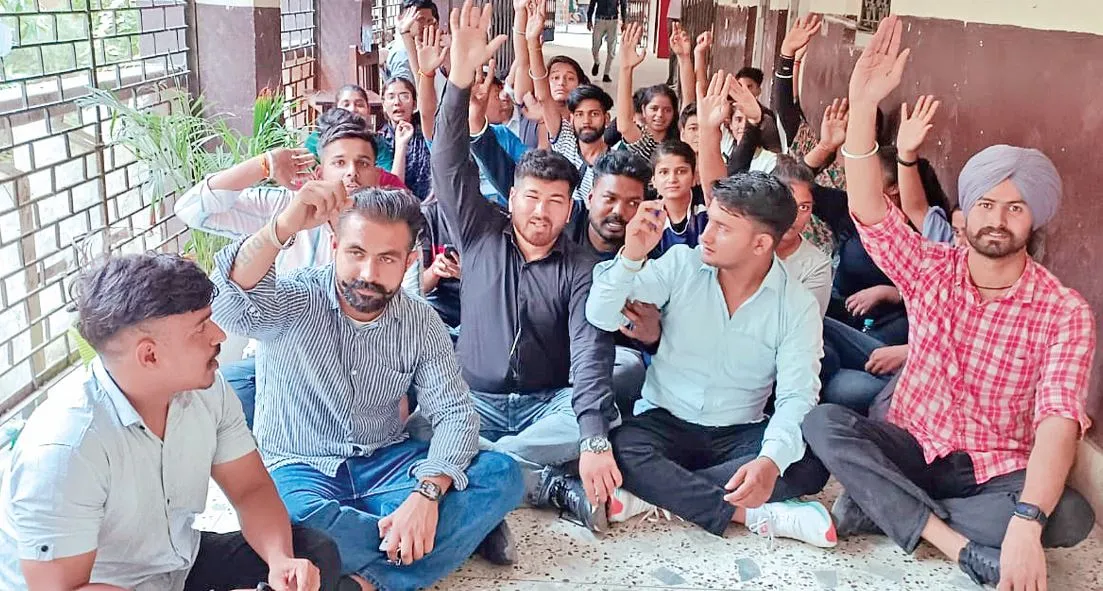 Kashipur News : प्राचार्य कार्यालय के बाहर छात्रों का प्रदर्शन, समस्याओं का निस्तारण न करने का लगाया आरोप