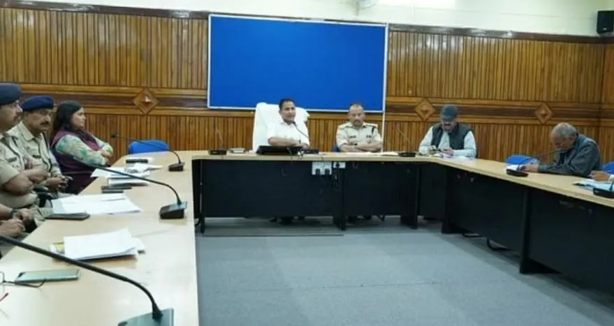 Champawat News : बंद और विलीनीकृत विद्यालय ग्राम पंचायतों को हस्तांतरित, जिलाधिकारी ने दिये आदेश