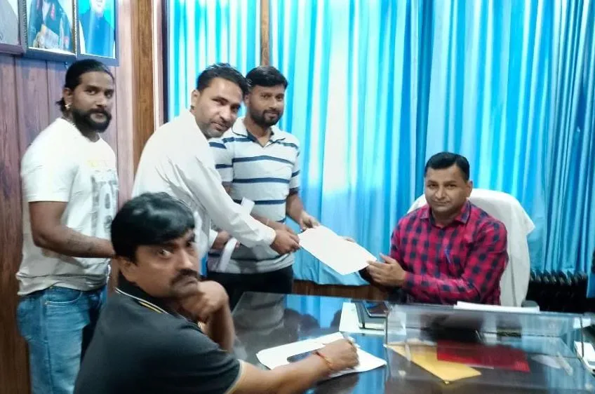Haldwani News : सफाई कर्मचारियों ने मांगों को लेकर नगर आयुक्त को सौंपा ज्ञापन