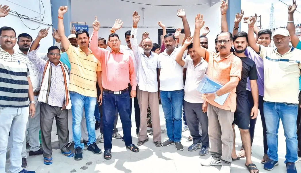 Rudrapur News : 24 घंटे से बिजली नहीं आने पर भगवानपुर के ग्रामीणों का प्रदर्शन, उग्र आंदोलन की चेतावनी