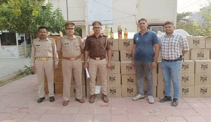 गुजरात: गांधीनगर में ट्रक से छह लाख रुपये से अधिक की अवैध शराब बरामद