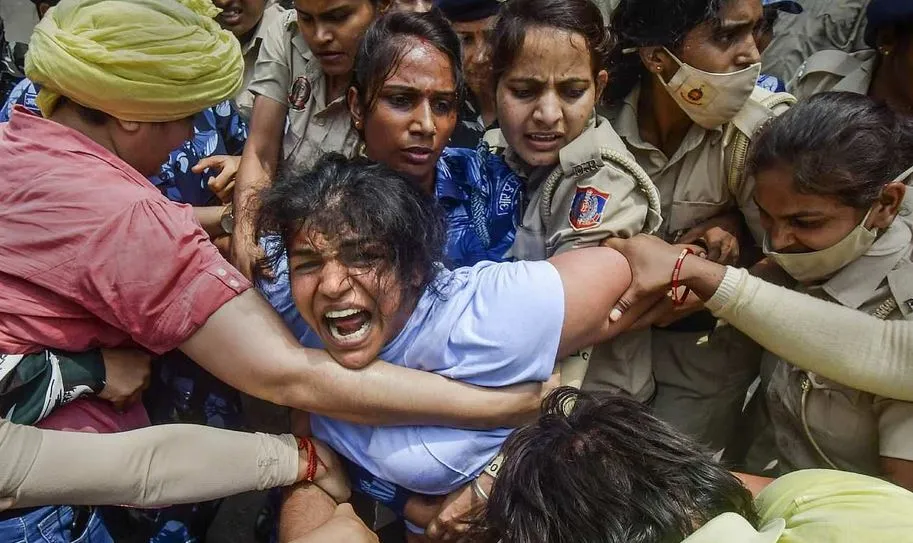 पुलिस ने प्रदर्शनकारी पहलवानों को लिया हिरासत में, कानून और व्यवस्था उल्लंघन का मामला