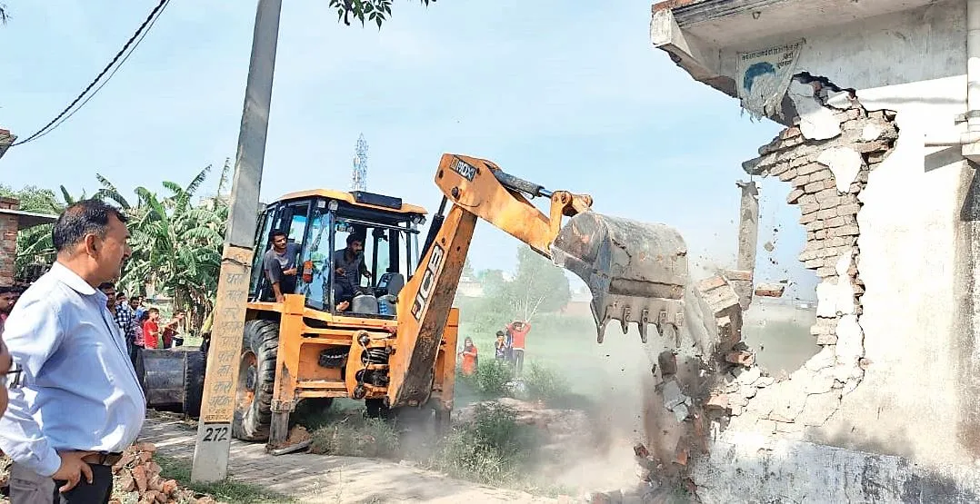 Kashipur News: तालाब की भूमि पर बने पक्के मकान पर गरजी जेसीबी, अतिक्रमण तोड़कर मुक्त कराई जमीन