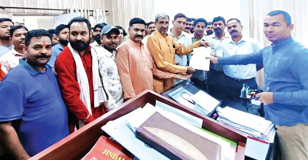 Rudrapur News: गो तस्करी व नशे के खिलाफ लामबंद हुआ गोरक्षा दल, सीएम को संबोधित ज्ञापन एडीएम को सौंपा