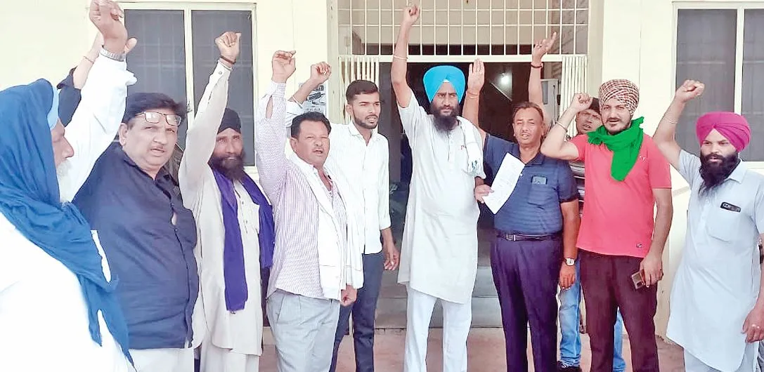 Bajpur News: भूमि बचाओ मुहिम के कार्यकर्ताओं ने किया प्रदर्शन, अतिक्रमण हटाने के नाम पर परेशान करने का लगाया आरोप 