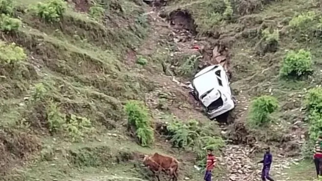 Nainital News: गहरी खाई में गिरी अनियंत्रित कार, एक की मौत, पांच घायलों में तीन की हालत गंभीर, हायर सेंटर रेफर 