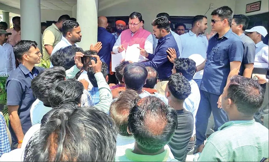 Khatima News: पूर्व सैनिक संगठन व ठेला फड़ व्यापारियों ने सीएम धामी को सौंपा ज्ञापन 