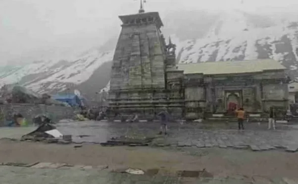 Kedarnath Dham : केदारनाथ धाम में बर्फबारी, श्रद्धालुओं ने उठाया जमकर लुफ्त, कई इलाकों में येलो अलर्ट जारी 