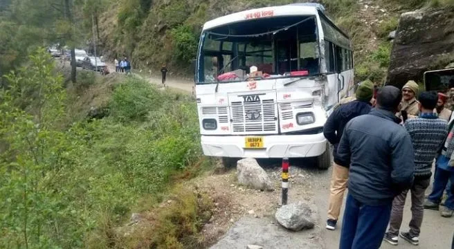Uttarkashi News: यमुनोत्री जा रही बस हुई हादसे का शिकार, अनियंत्रित होकर खाई में आधी लटकी, सभी यात्री सुरक्षित