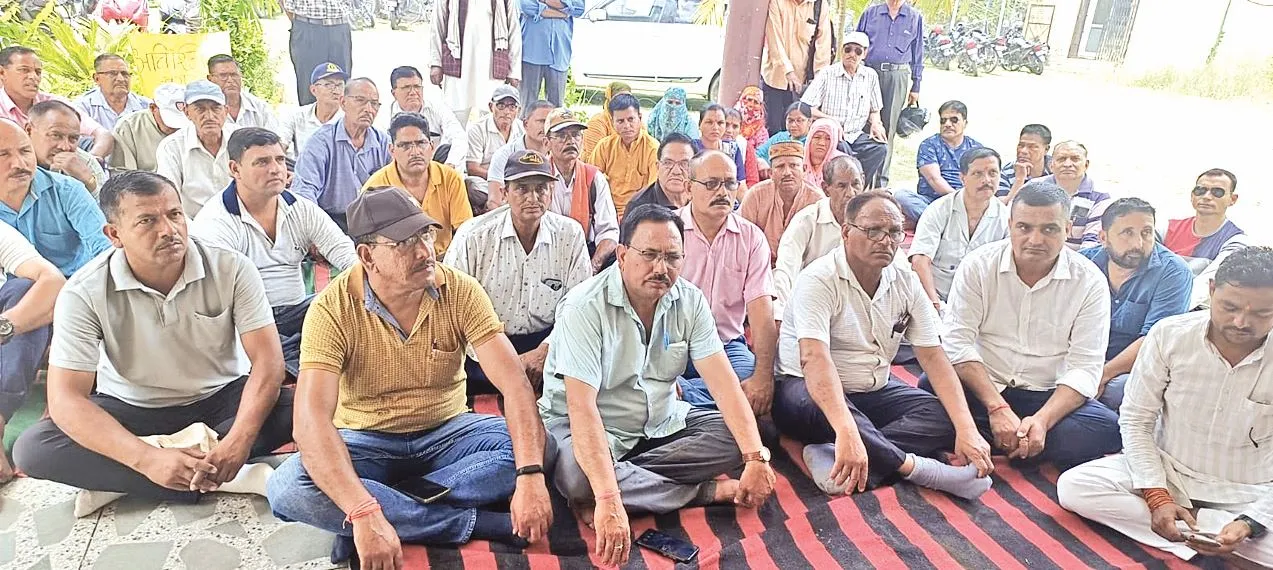 Khatima News : अभिभावकों के धरने को पूर्व सैनिकों ने भी दिया समर्थन, NCERT पुस्तकें लागू करने की उठाई मांग