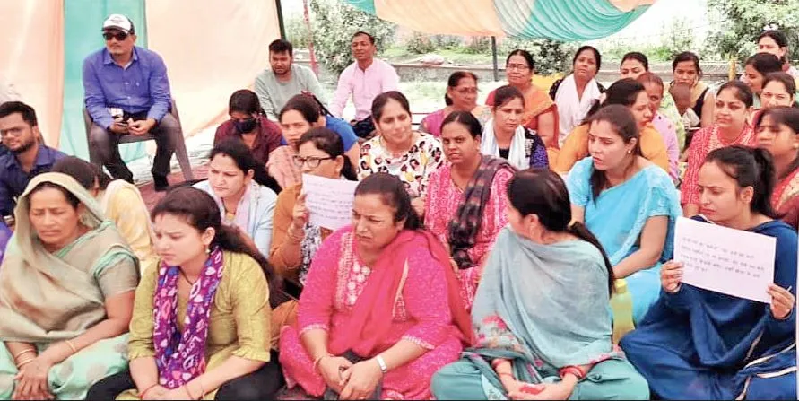 Rudrapur News : मूलभूत सुविधाएं न मिलने पर कॉलोनी वासियों ने किया प्रदर्शन, डीएम को सौंपा ज्ञापन 