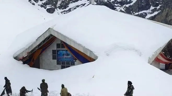 Hemkund Sahib: भारी बर्फबारी से बढ़ीं मुश्किलें, तीन मई तक बर्फ हटाने पर लगा ब्रेक, 20 मई को खुलने हैं कपाट