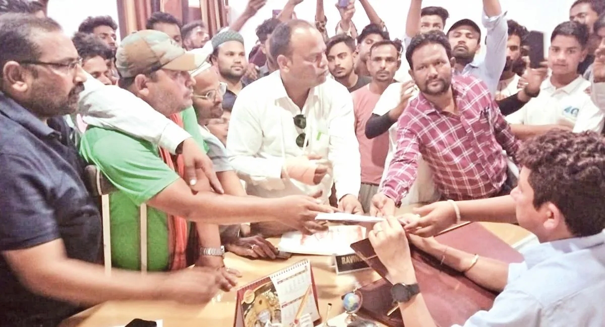 Khatima News : सीईओ के आश्वासन पर अभिभावकों का धरना समाप्त, निजी स्कूल के खिलाफ कर रहे थे प्रदर्शन